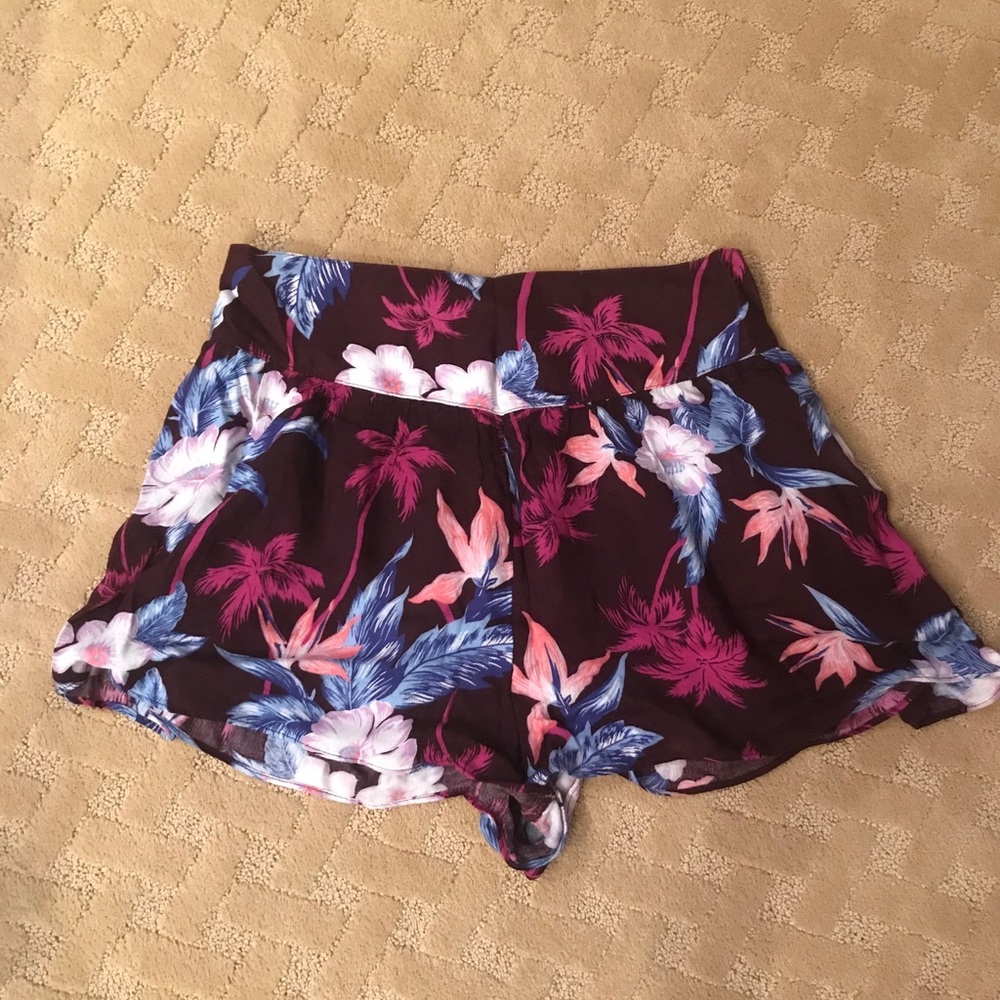 American Eagle Loose-fitting floral shorts!